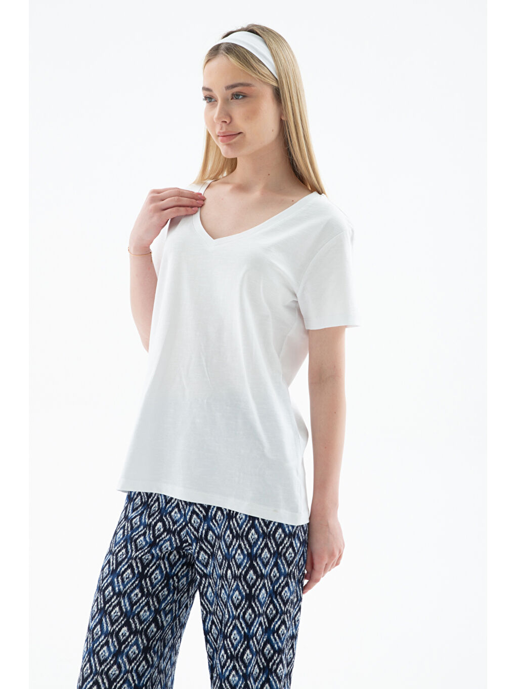 Ekru % 100 Pamuk Comfort Fit V Yaka Basic Bluz 25Y0321K1-1