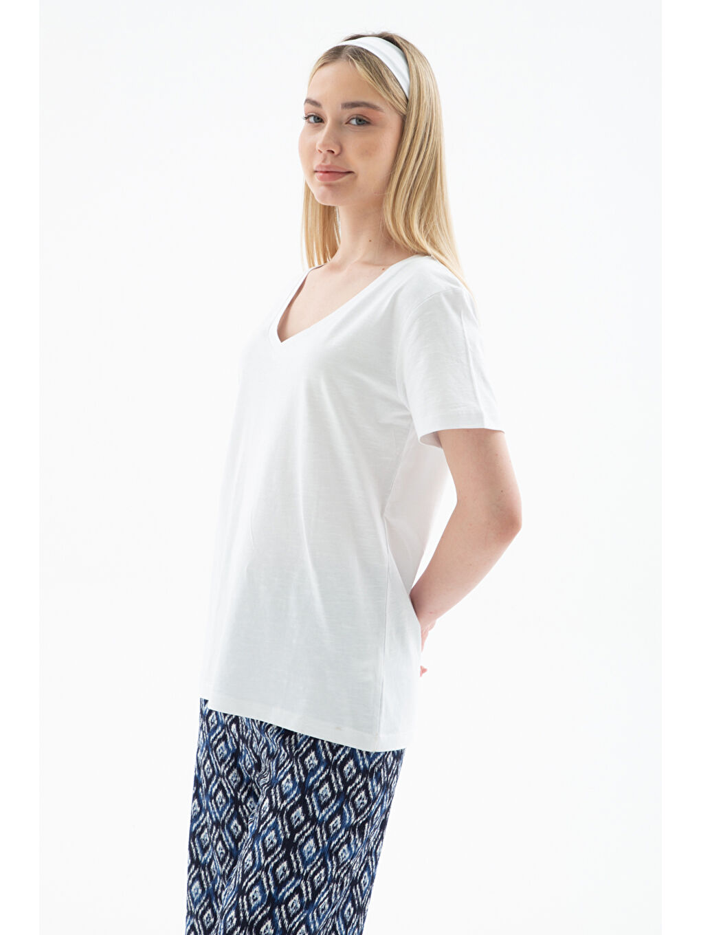 Ekru % 100 Pamuk Comfort Fit V Yaka Basic Bluz 25Y0321K1-2