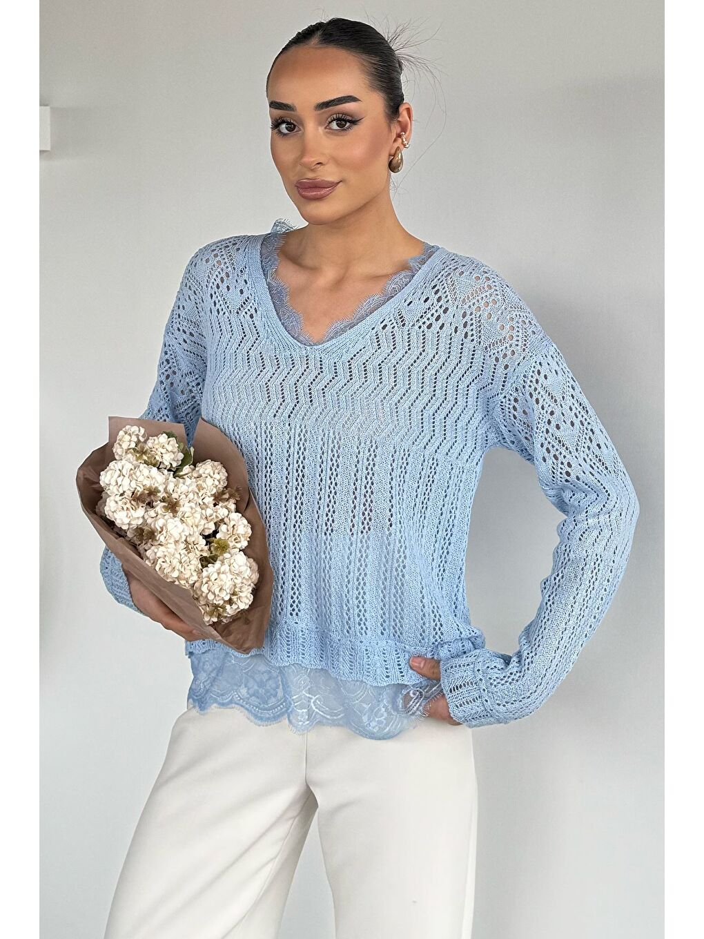 Mavi Kadın V Yaka Ajurlu Güpür Detaylı Triko Bluz