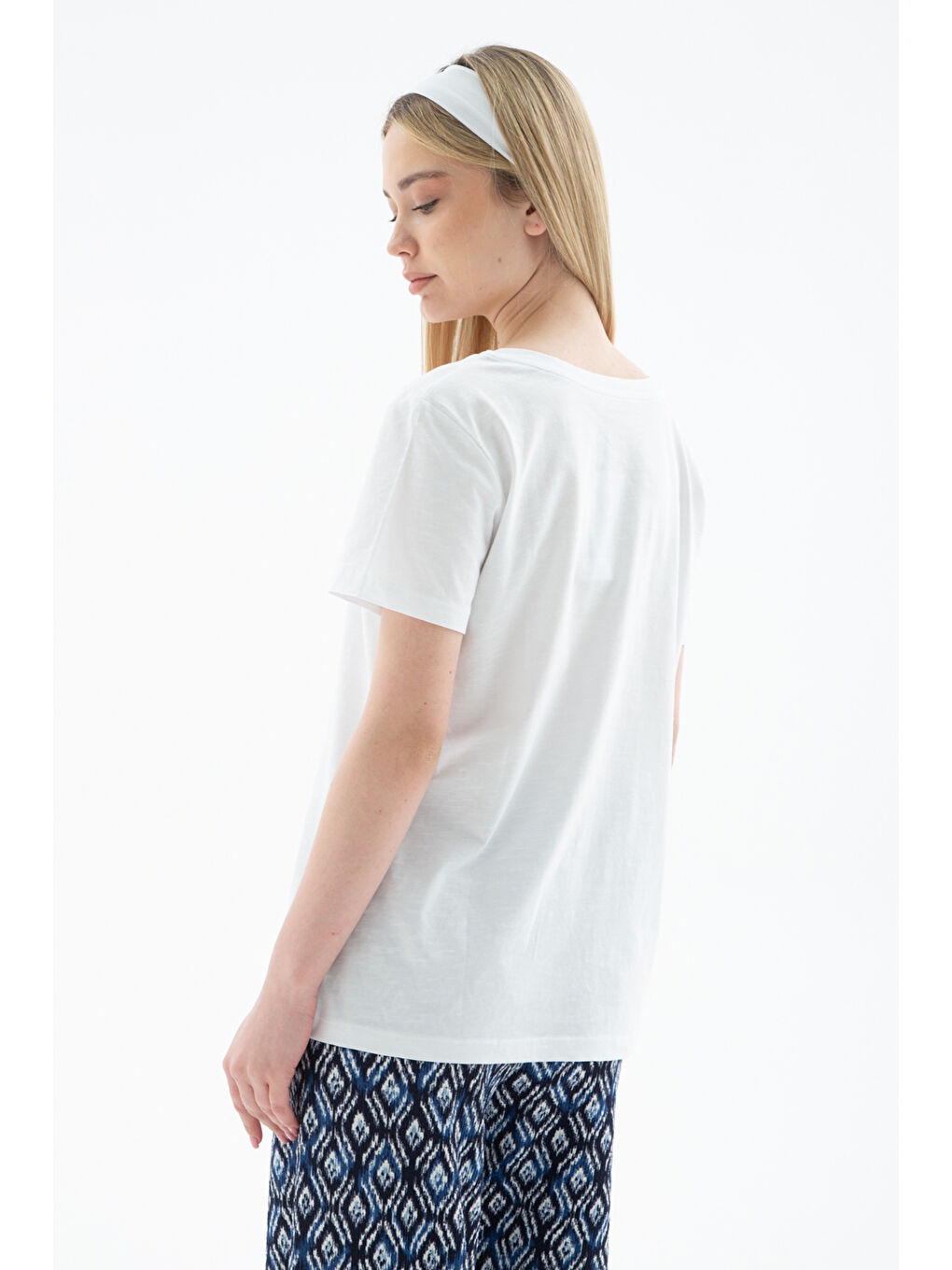 Ekru % 100 Pamuk Comfort Fit V Yaka Basic Bluz 25Y0321K1-3