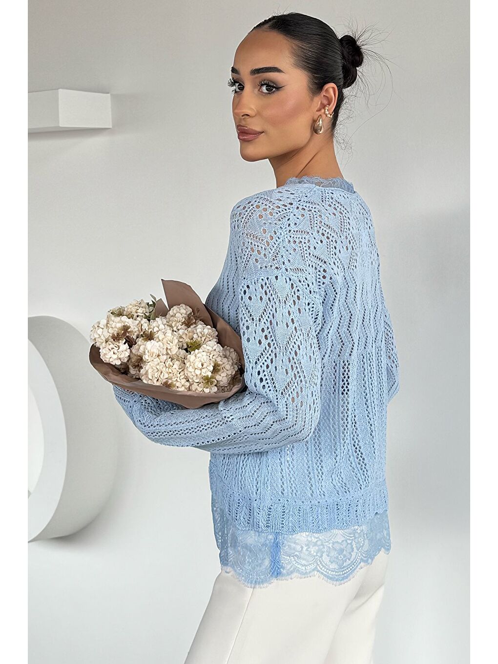 Mavi Kadın V Yaka Ajurlu Güpür Detaylı Triko Bluz-1