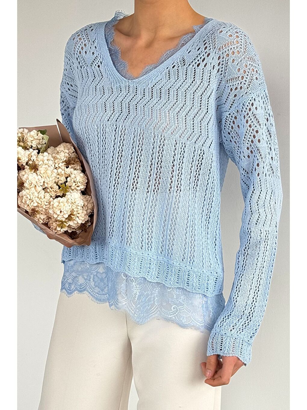 Mavi Kadın V Yaka Ajurlu Güpür Detaylı Triko Bluz-2