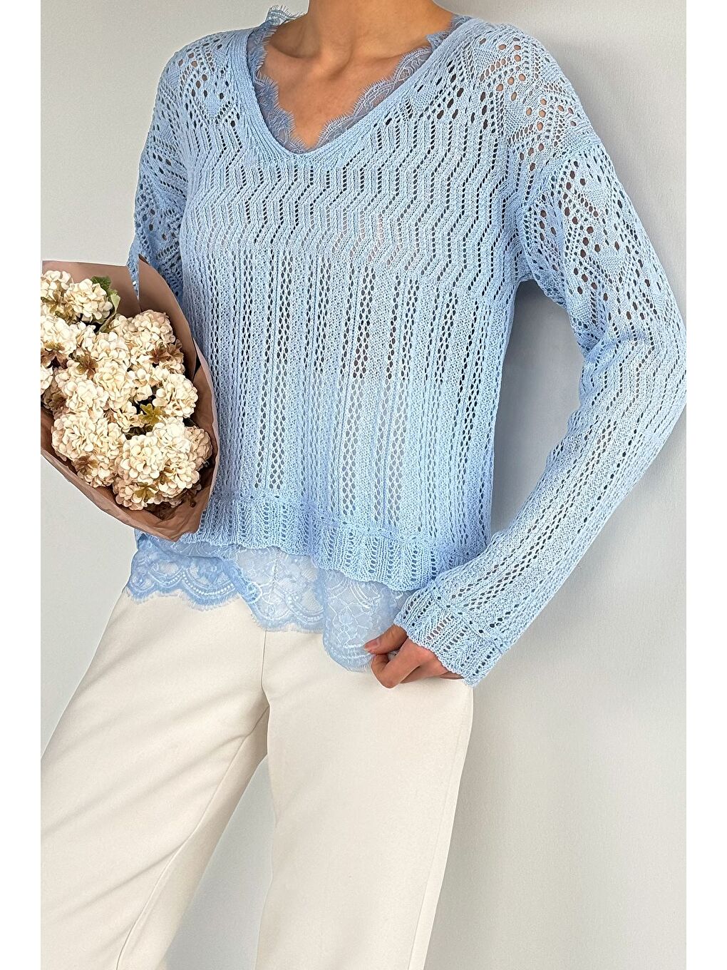 Mavi Kadın V Yaka Ajurlu Güpür Detaylı Triko Bluz-3