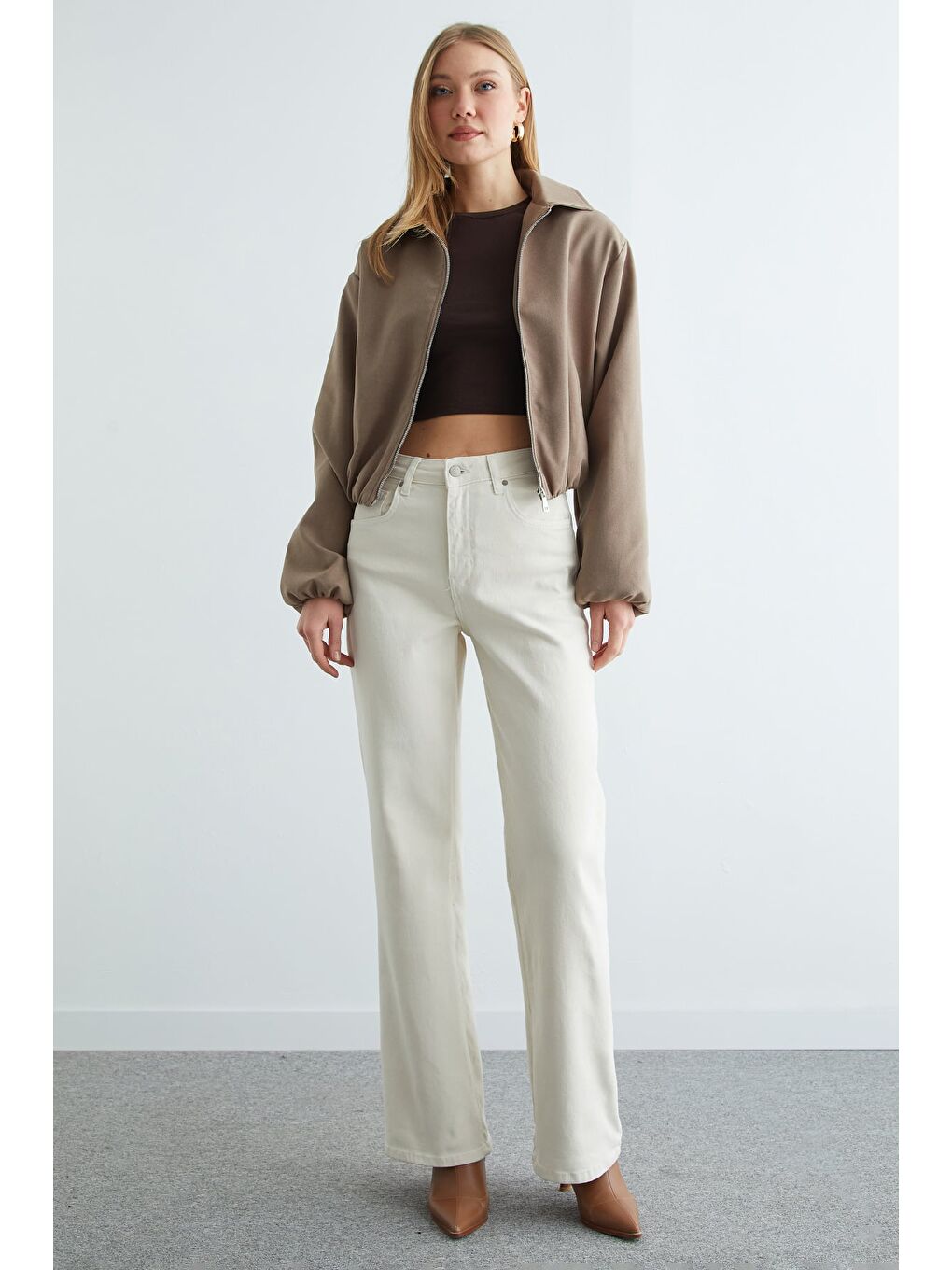 Bej Fermuarlı Polo Yaka Crop Bomber Ceket-1