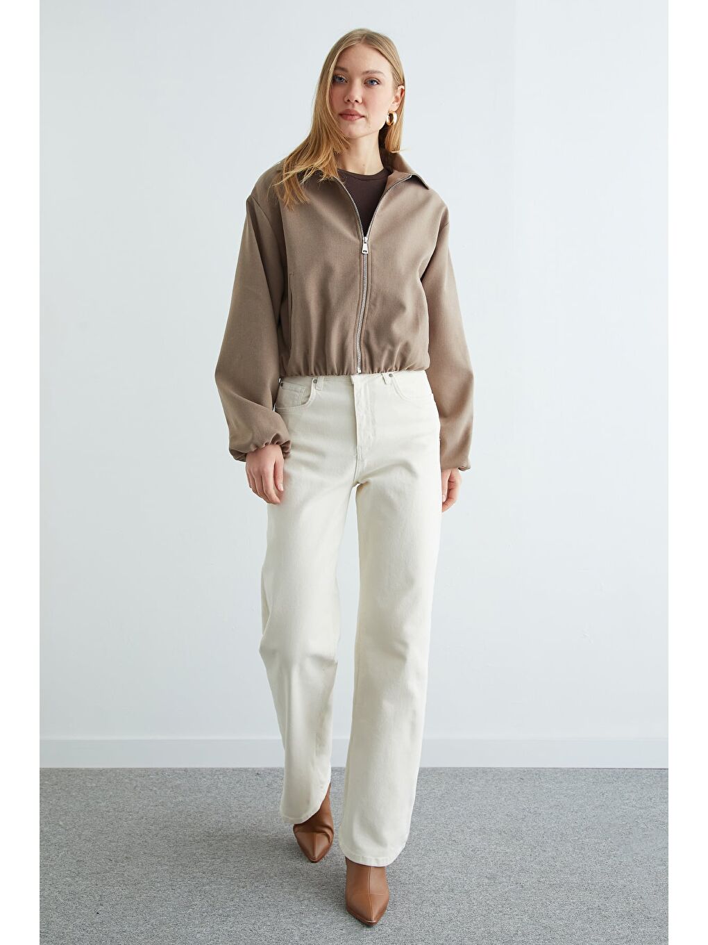 Bej Fermuarlı Polo Yaka Crop Bomber Ceket-4