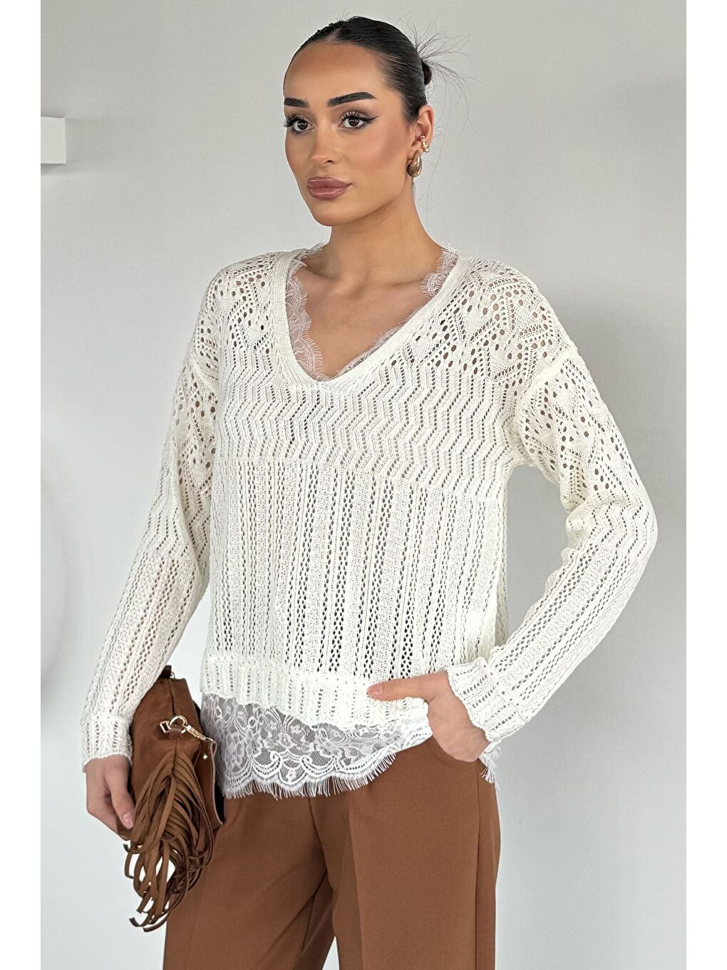 Ekru Kadın V Yaka Ajurlu Güpür Detaylı Triko Bluz