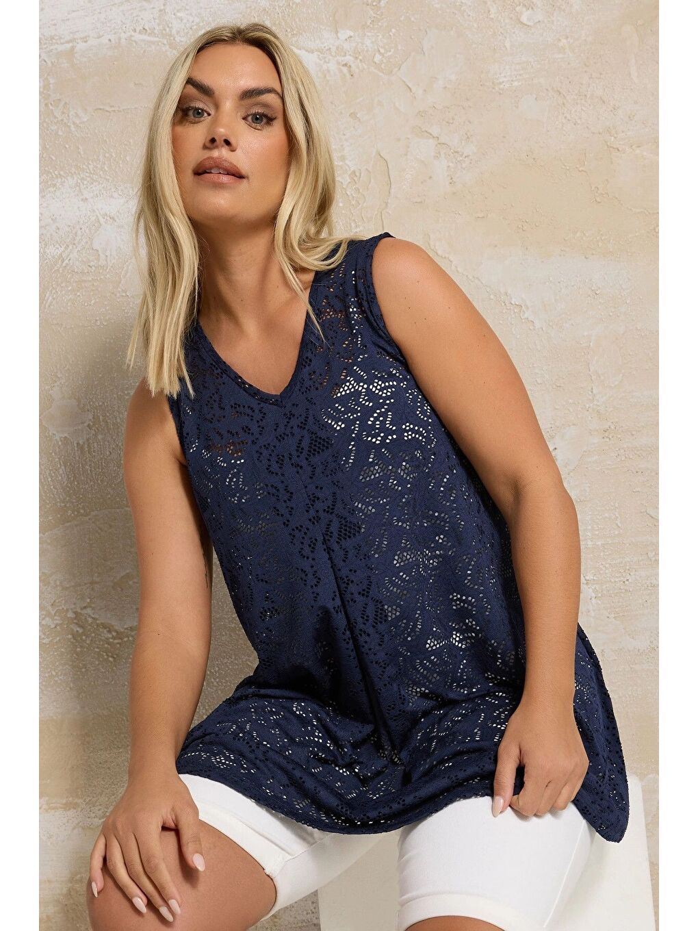 Lacivert Büyük Beden V Yaka Kolsuz Astarsız Dantel T-shirt 304100-1