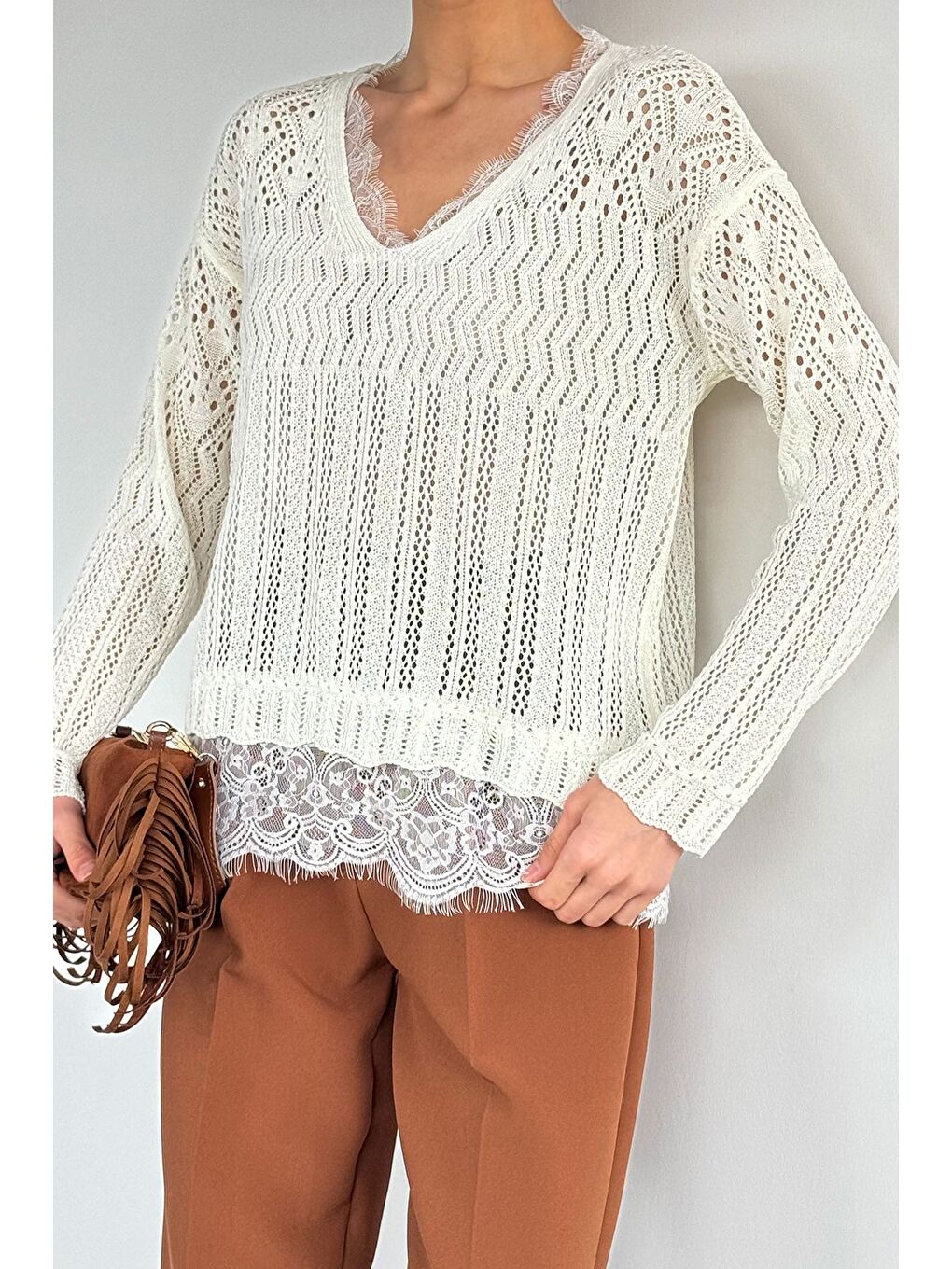 Ekru Kadın V Yaka Ajurlu Güpür Detaylı Triko Bluz-1