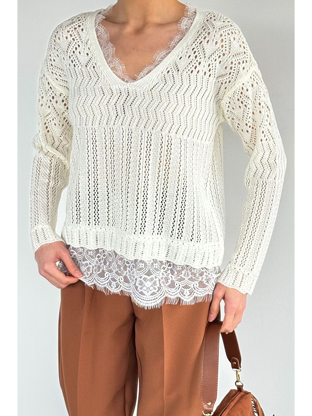 Ekru Kadın V Yaka Ajurlu Güpür Detaylı Triko Bluz-2