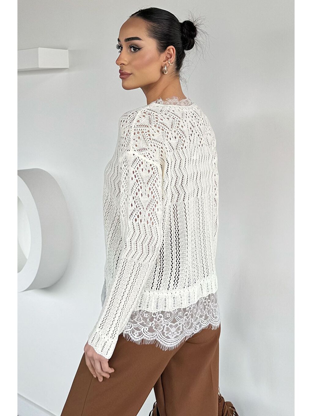 Ekru Kadın V Yaka Ajurlu Güpür Detaylı Triko Bluz-3