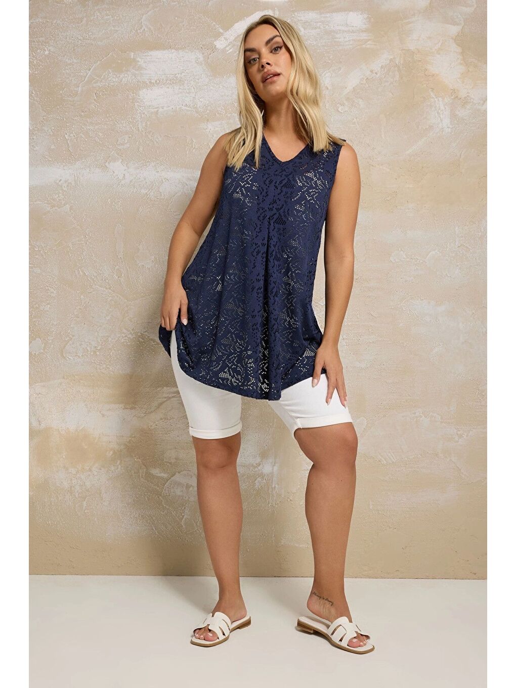 Lacivert Büyük Beden V Yaka Kolsuz Astarsız Dantel T-shirt 304100-3