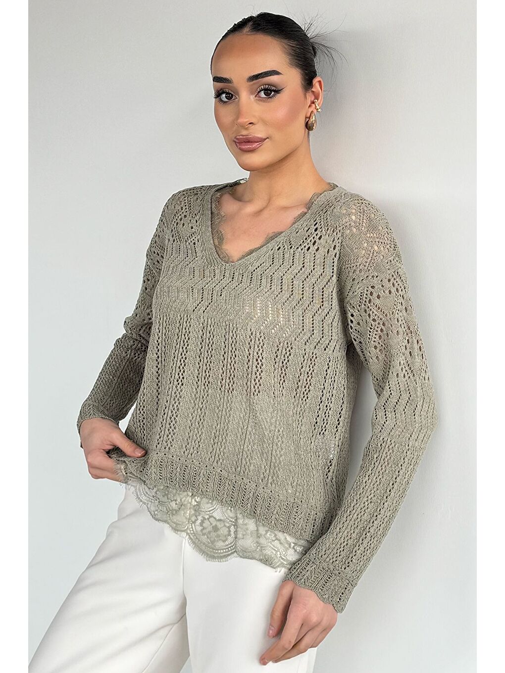 Haki Kadın V Yaka Ajurlu Güpür Detaylı Triko Bluz