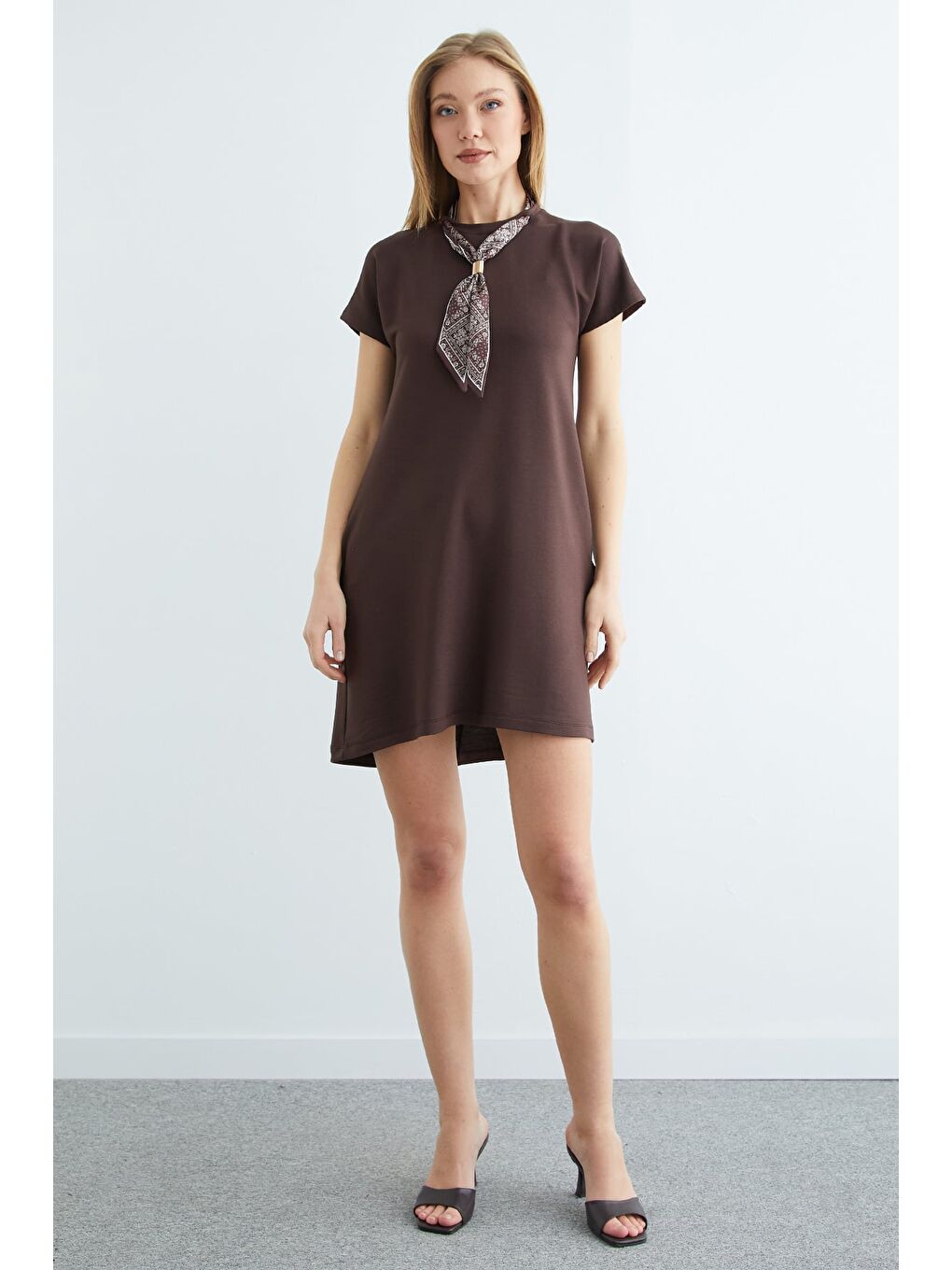 Kahverengi Fular Detaylı Bisiklet Yaka Elbise-2