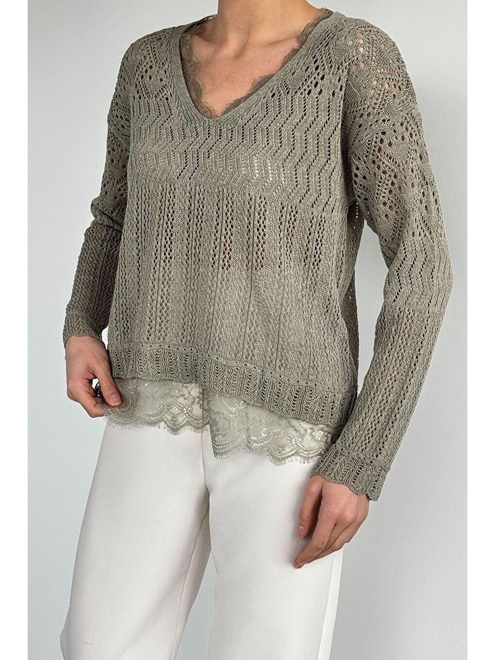 Haki Kadın V Yaka Ajurlu Güpür Detaylı Triko Bluz-1