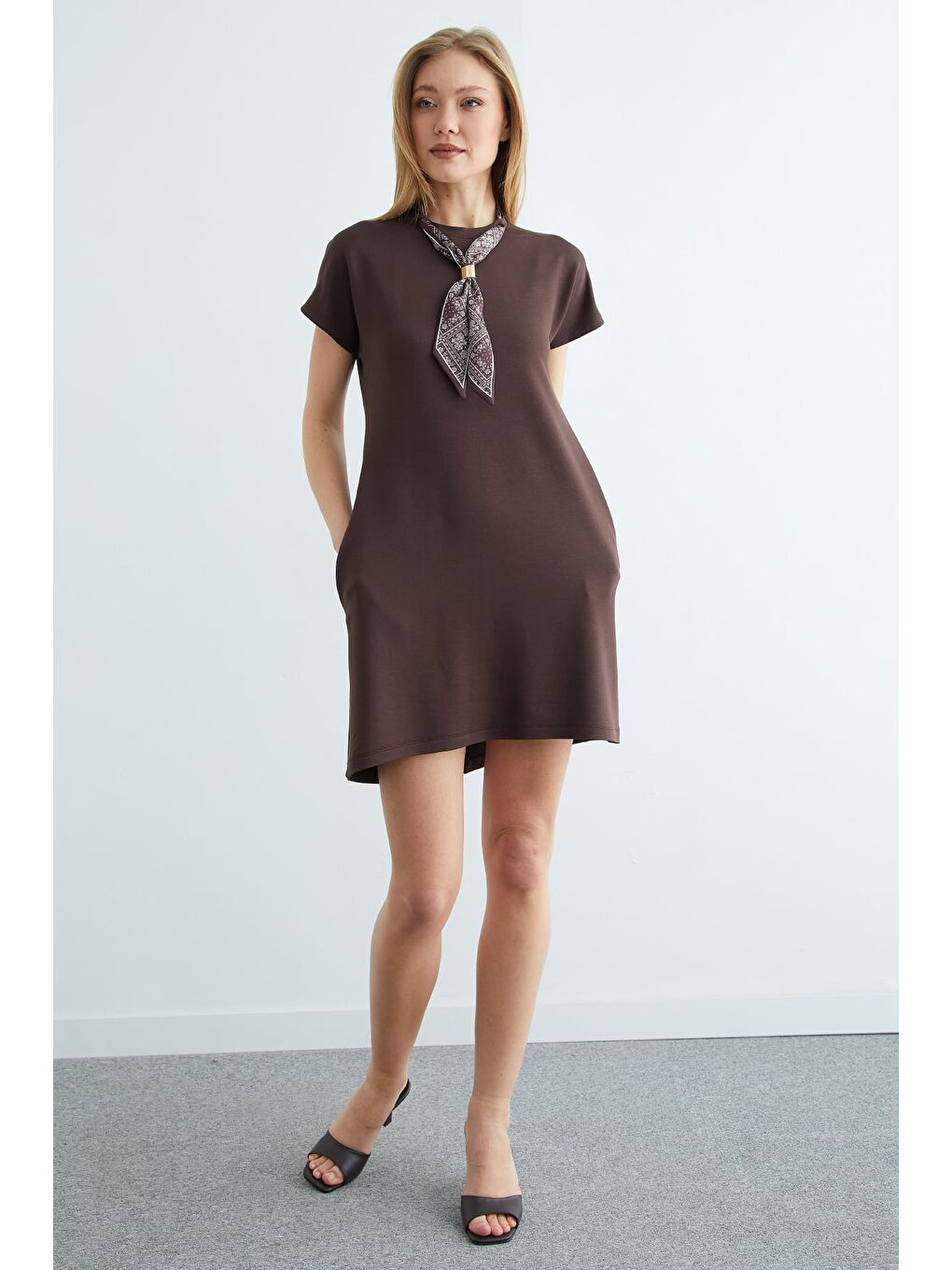 Kahverengi Fular Detaylı Bisiklet Yaka Elbise-3