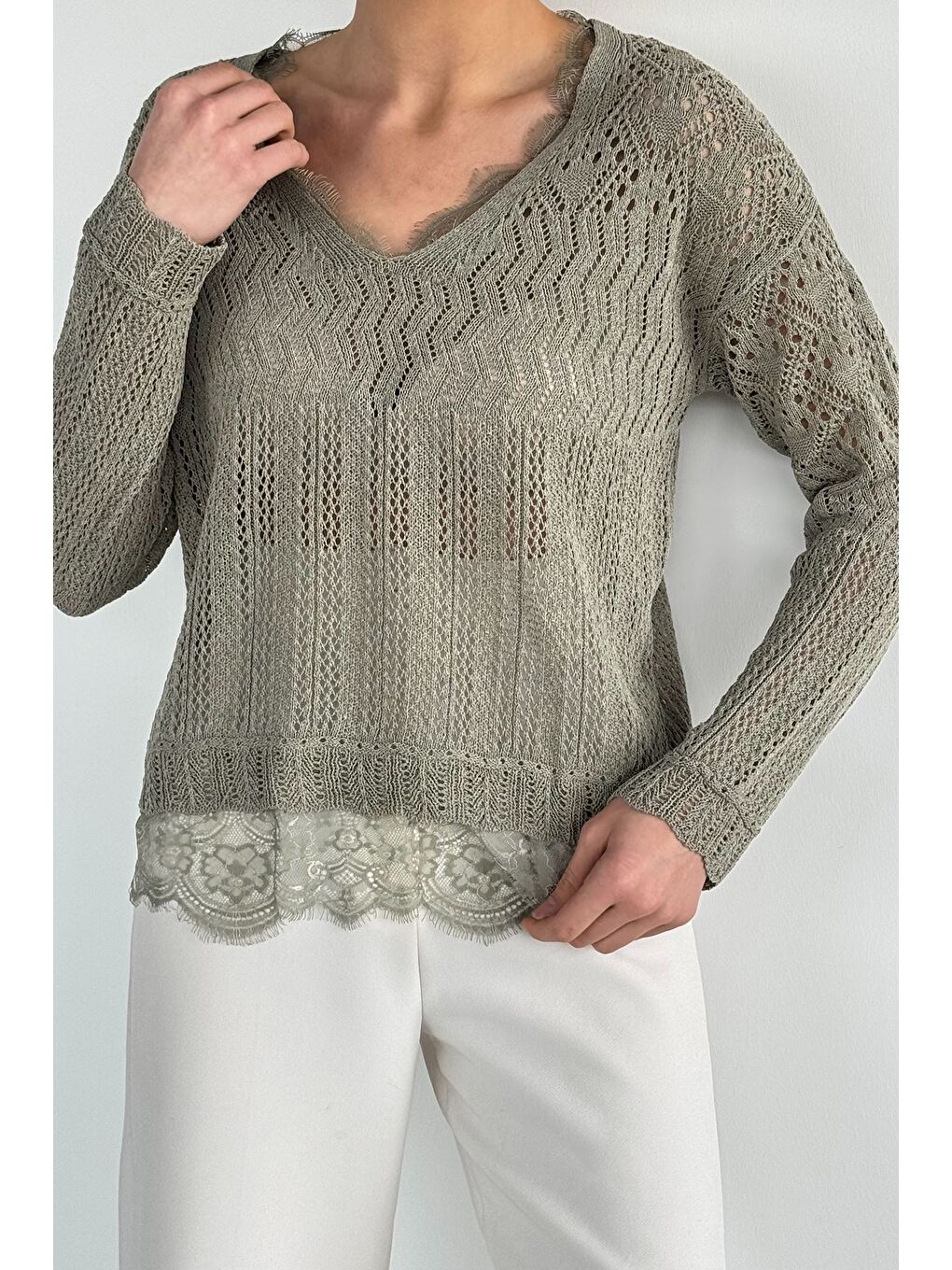 Haki Kadın V Yaka Ajurlu Güpür Detaylı Triko Bluz-2