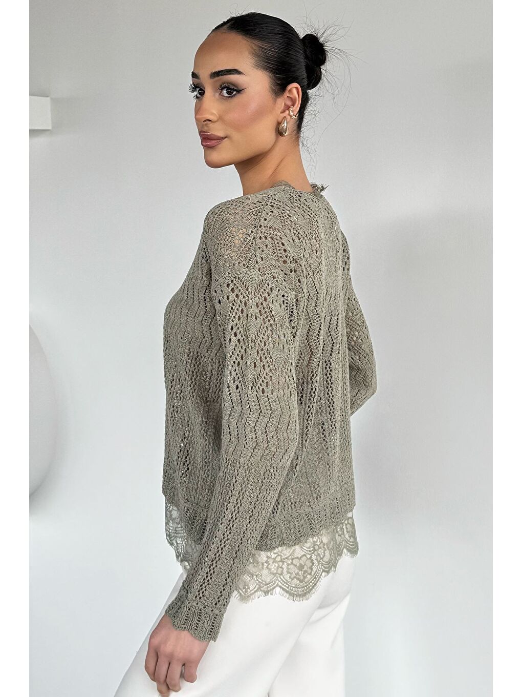 Haki Kadın V Yaka Ajurlu Güpür Detaylı Triko Bluz-3