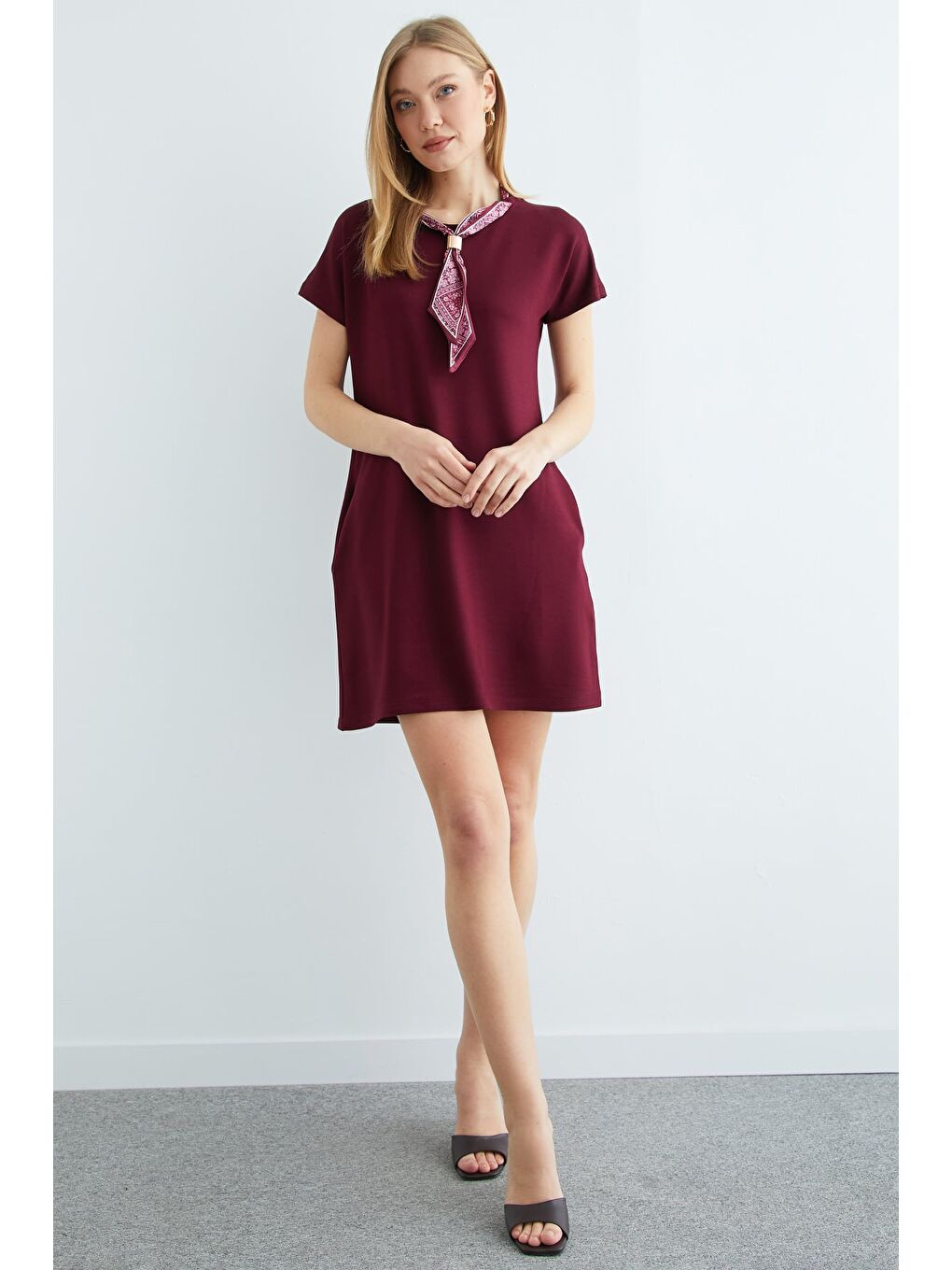 Bordo Fular Detaylı Bisiklet Yaka Elbise-1