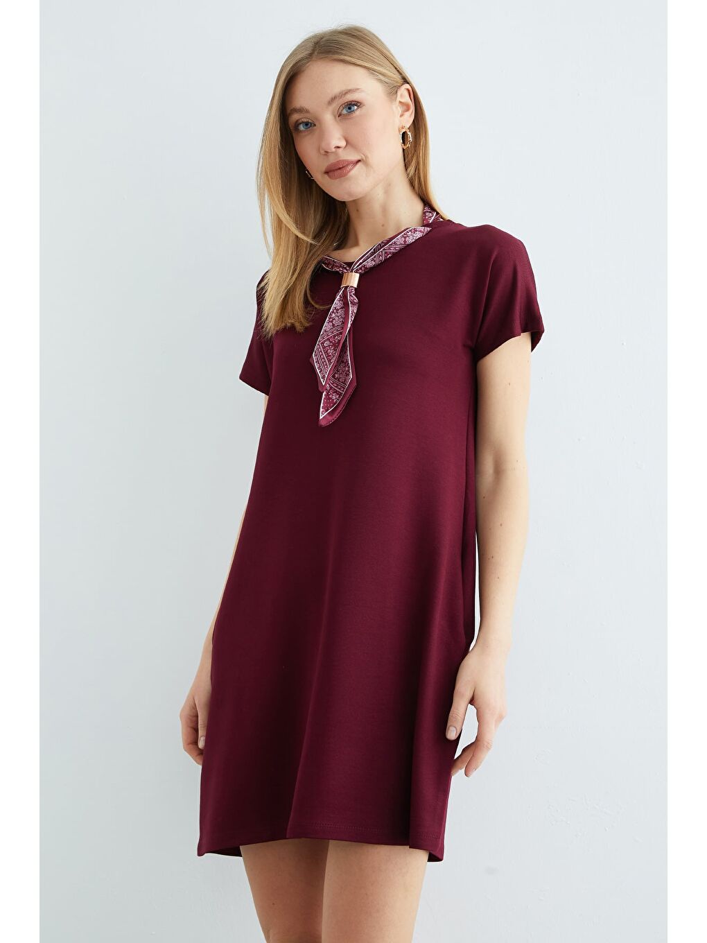 Bordo Fular Detaylı Bisiklet Yaka Elbise-3