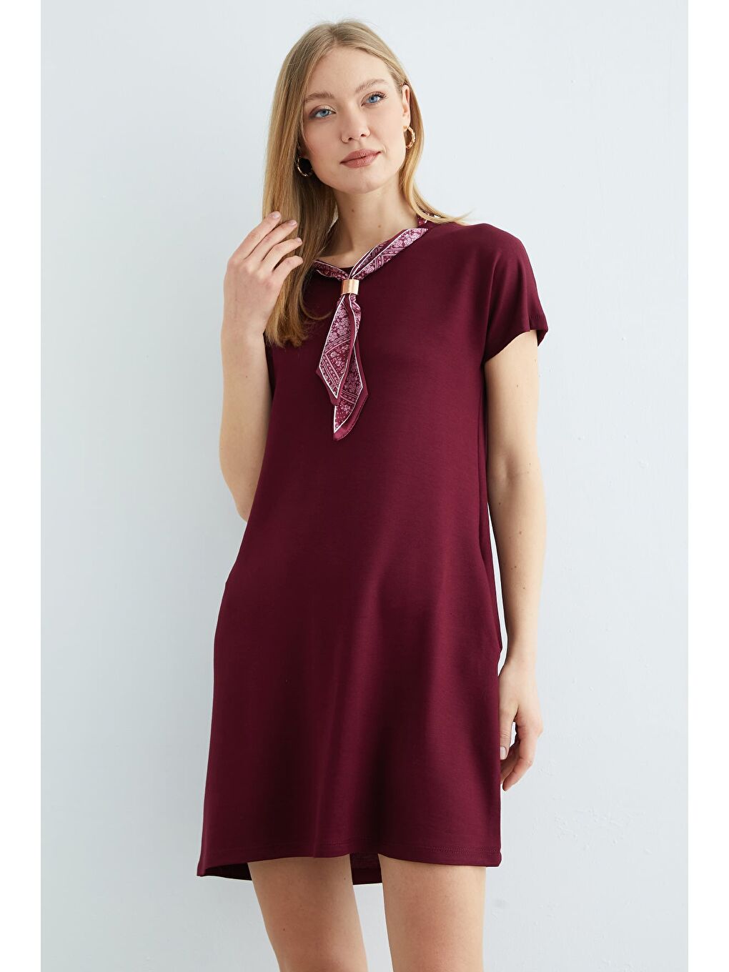 Bordo Fular Detaylı Bisiklet Yaka Elbise-4