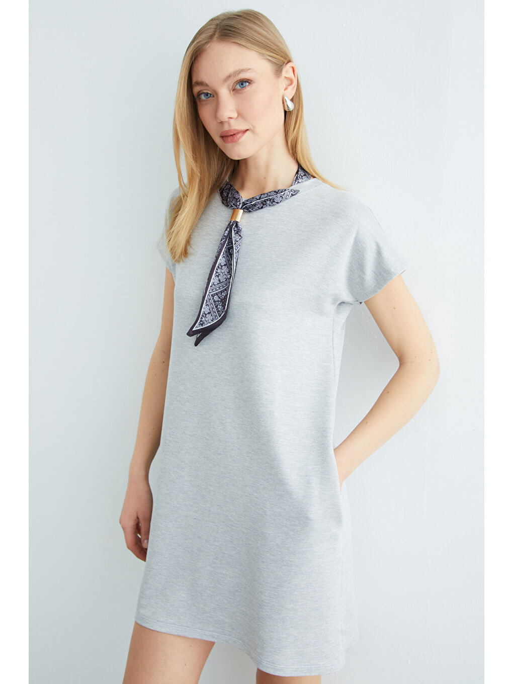 Gri Fular Detaylı Bisiklet Yaka Elbise