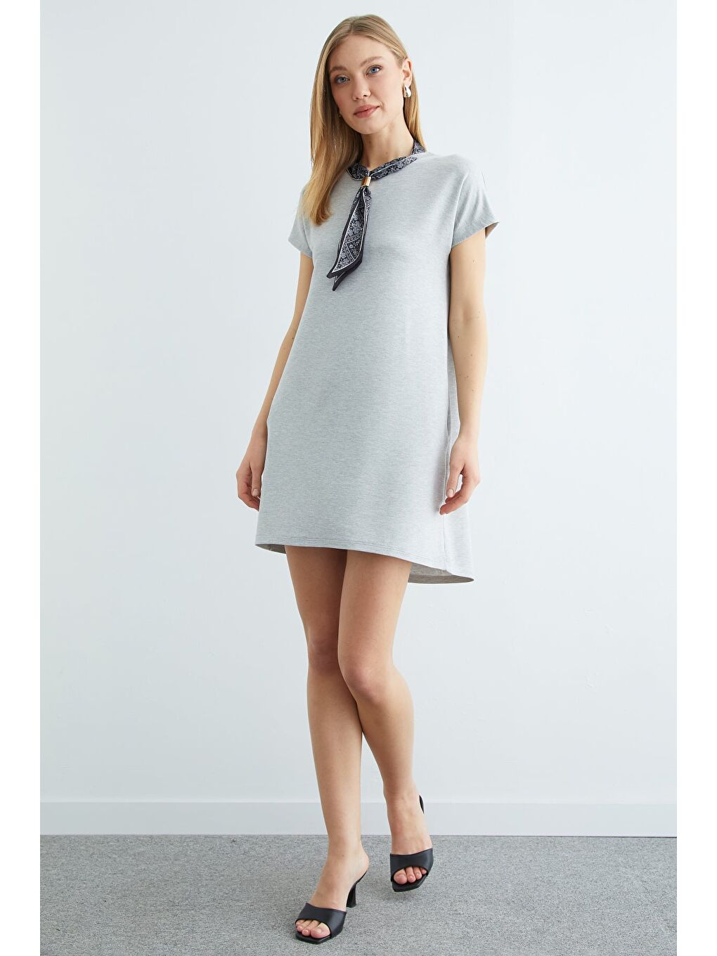 Gri Fular Detaylı Bisiklet Yaka Elbise-2