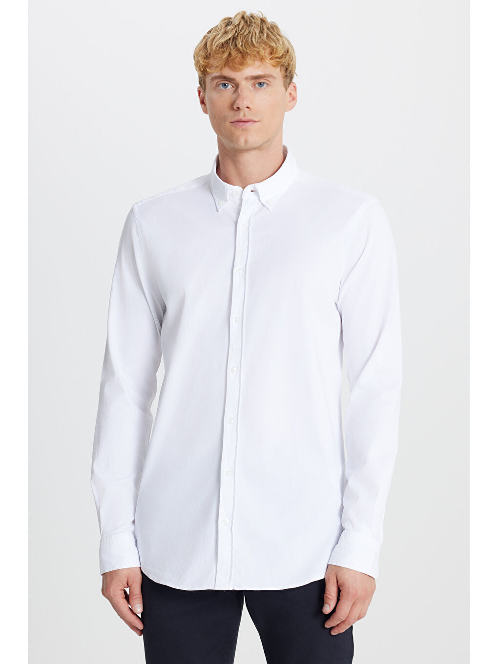 Erkek Beyaz Yumuşak Dokulu Pamuklu Slim Fit Dar Kesim Düğmeli Yaka Esnek Gömlek-2
