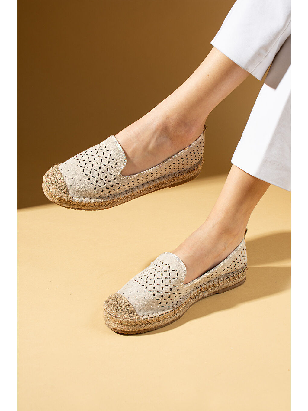 Bej Lazer Kesim Rahat Hasır Taban Dilli Kadın Babet 68-1024-25Süet-2