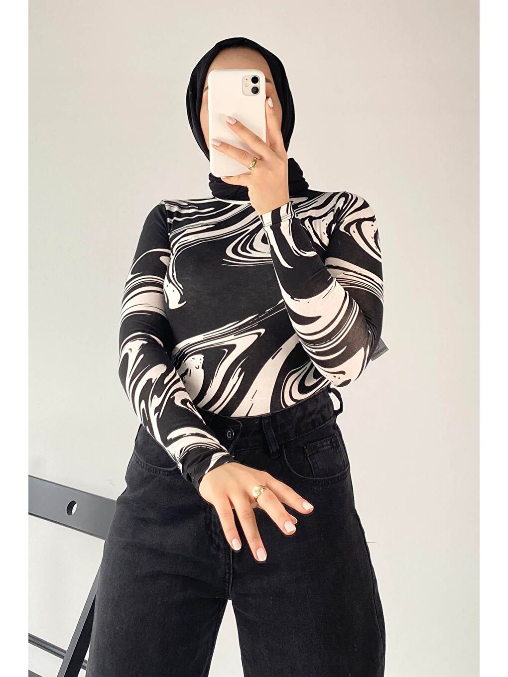 Yarım Balıkçı Yaka Desenli Body Siyah-1