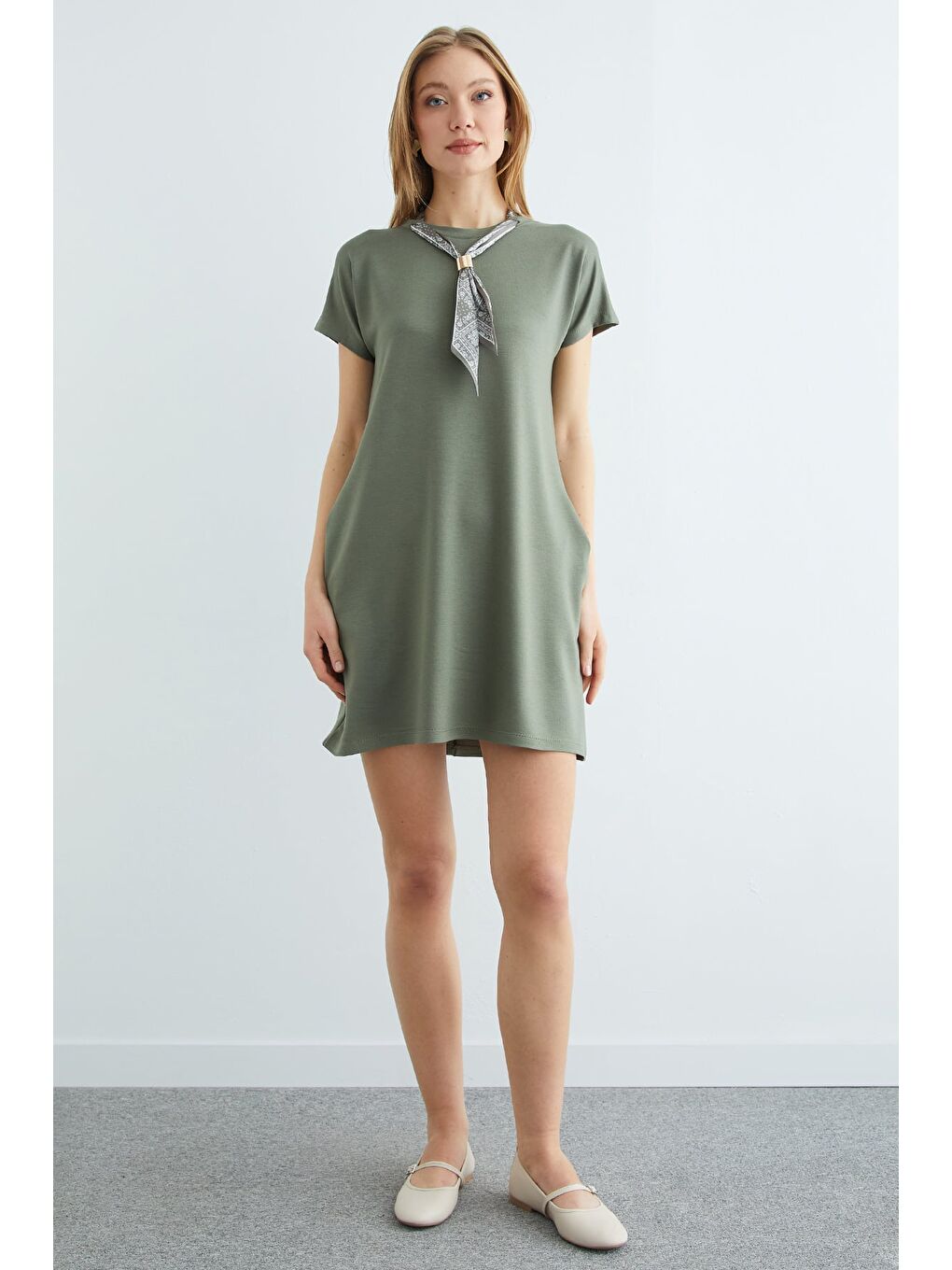 Haki Fular Detaylı Bisiklet Yaka Elbise-1