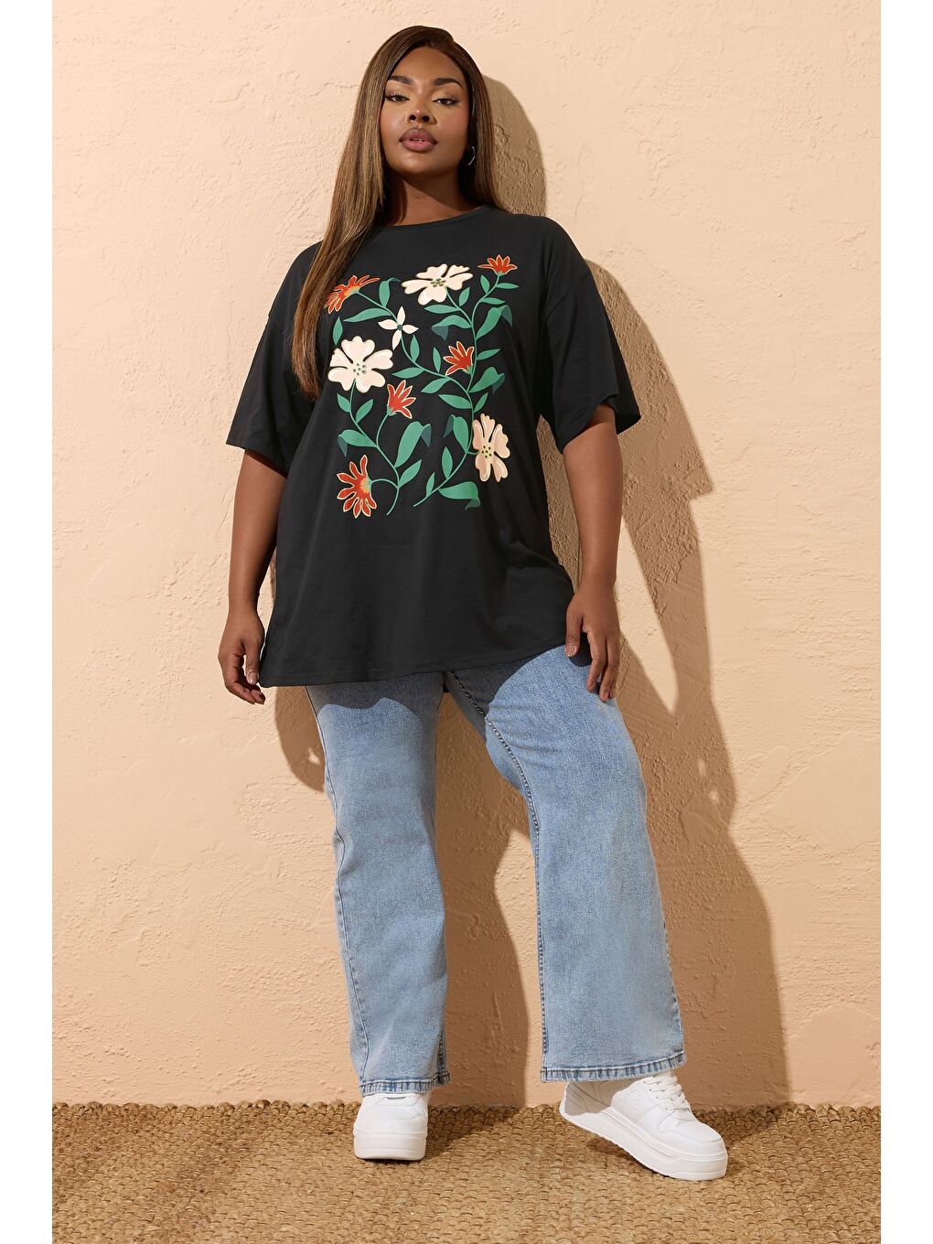 Siyah Büyük Beden Bisiklet Yaka Kısa Kollu Çiçek Desenli T-shirt 304197-1