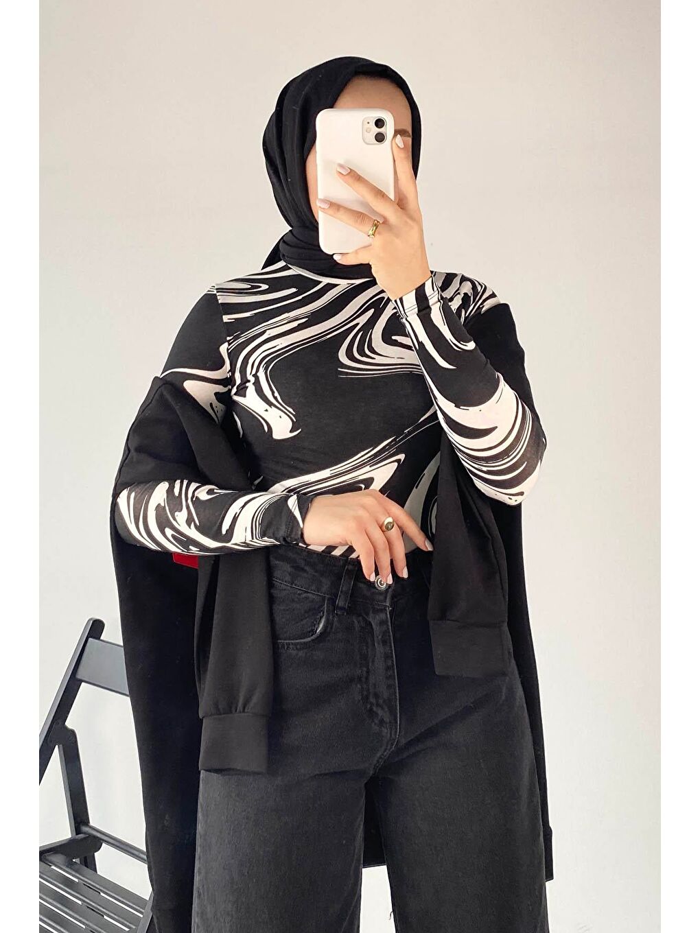 Yarım Balıkçı Yaka Desenli Body Siyah-3