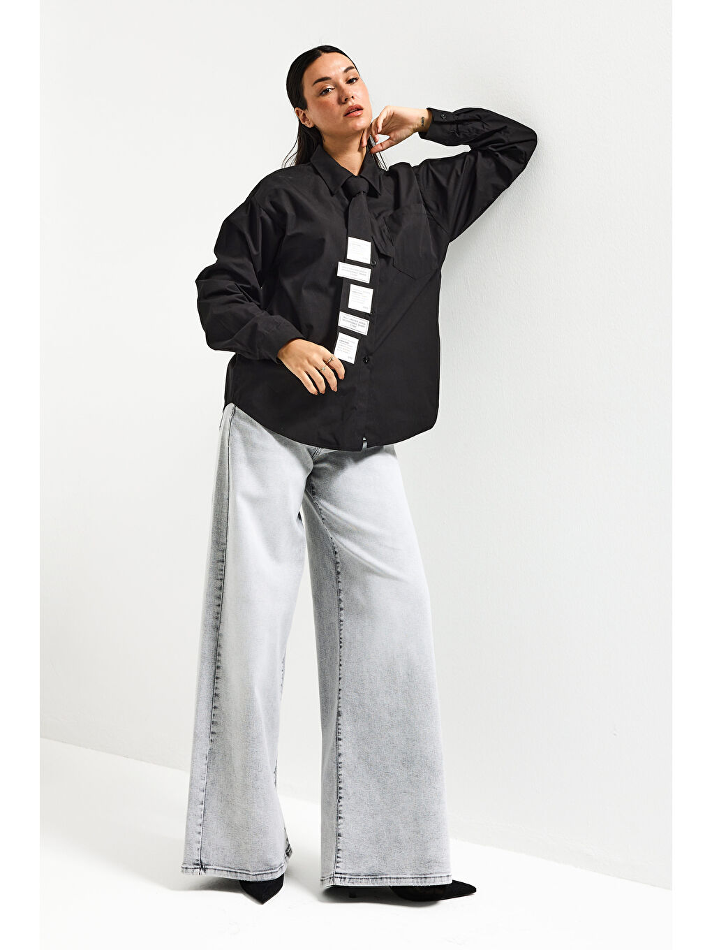 Kadın Siyah Renk Oversize Kravatlı Özel Tasarım Bol Kesim Gömlek-2