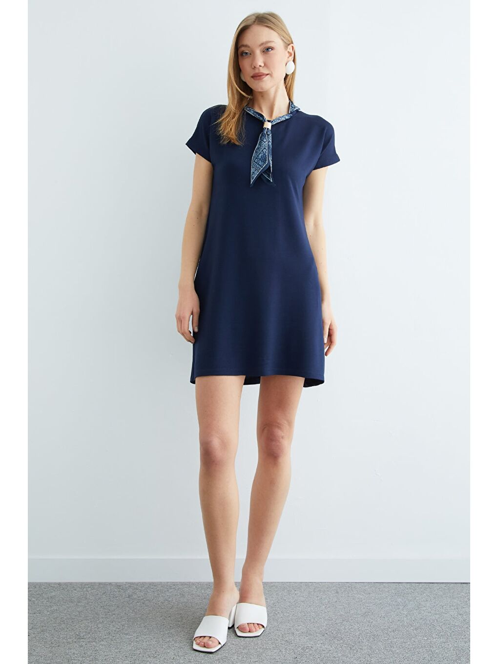 Lacivert Fular Detaylı Bisiklet Yaka Elbise-3