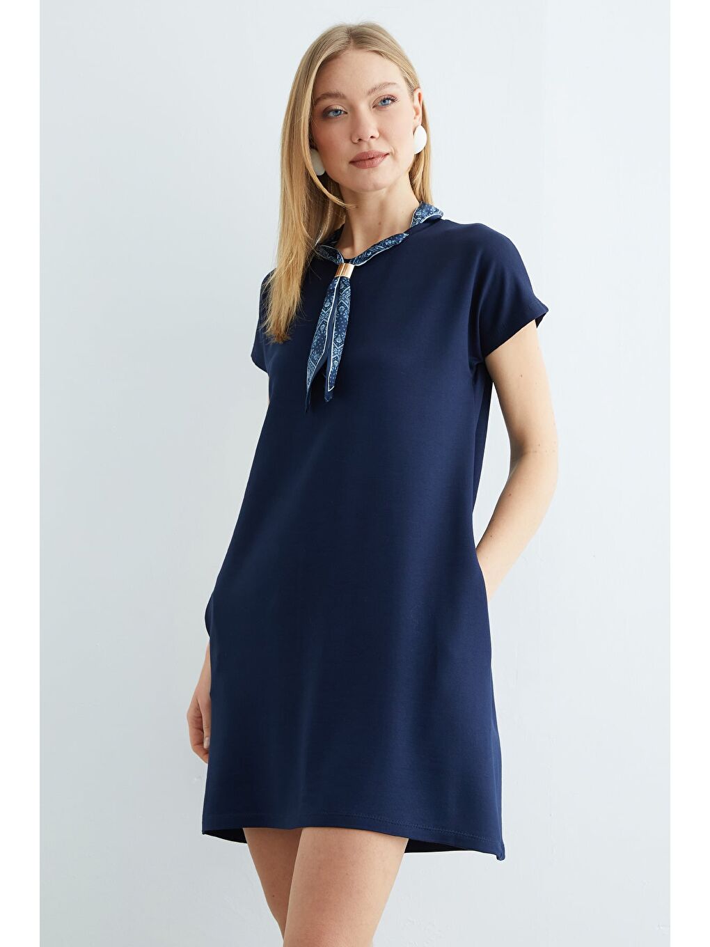 Lacivert Fular Detaylı Bisiklet Yaka Elbise-4