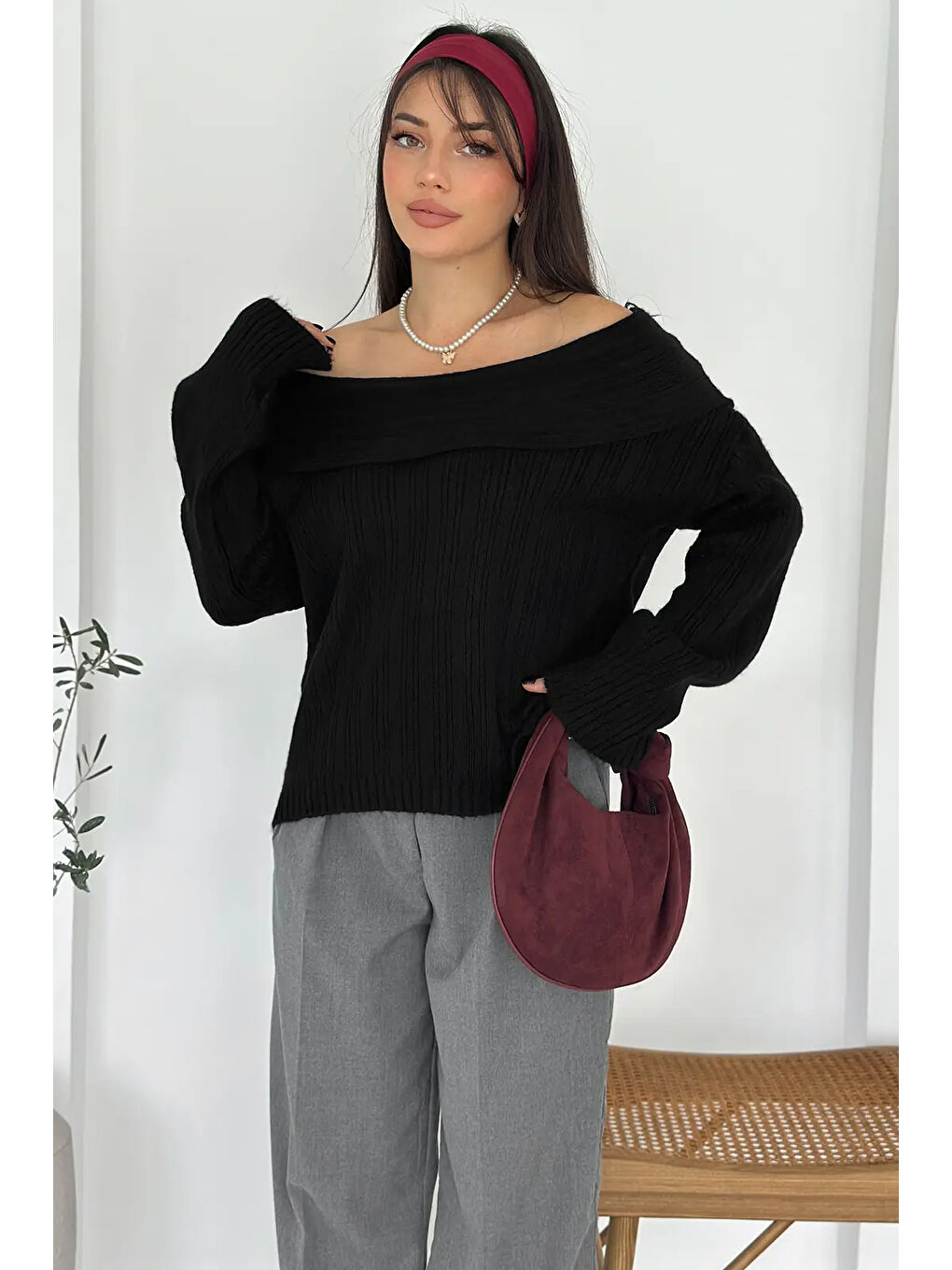 Siyah Kadın Madonna Yaka Triko