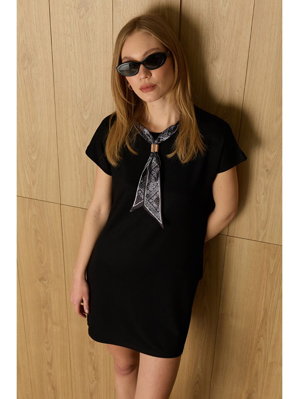 Siyah Fular Detaylı Bisiklet Yaka Elbise