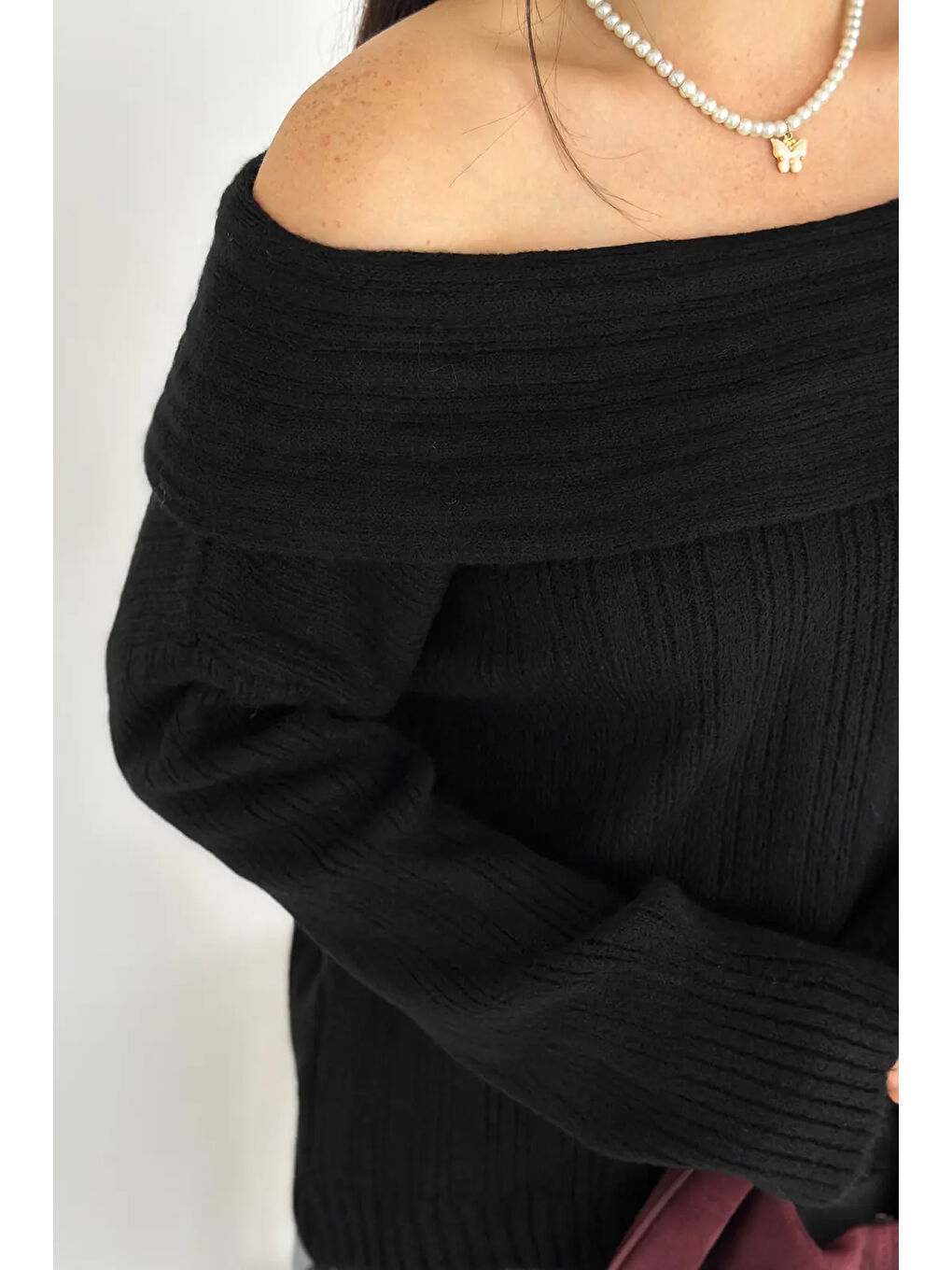 Siyah Kadın Madonna Yaka Triko-2