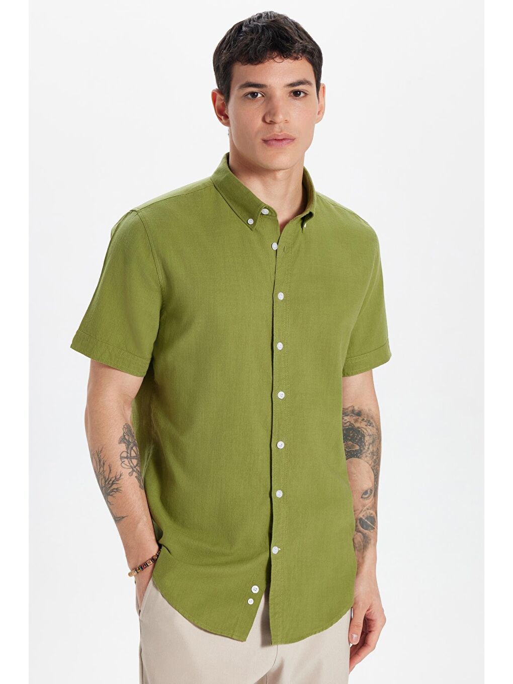 Erkek Slim Fit Dar Kesim Kısa Kollu %100 Pamuk Keten Doku Haki Düğmeli Yaka Gömlek