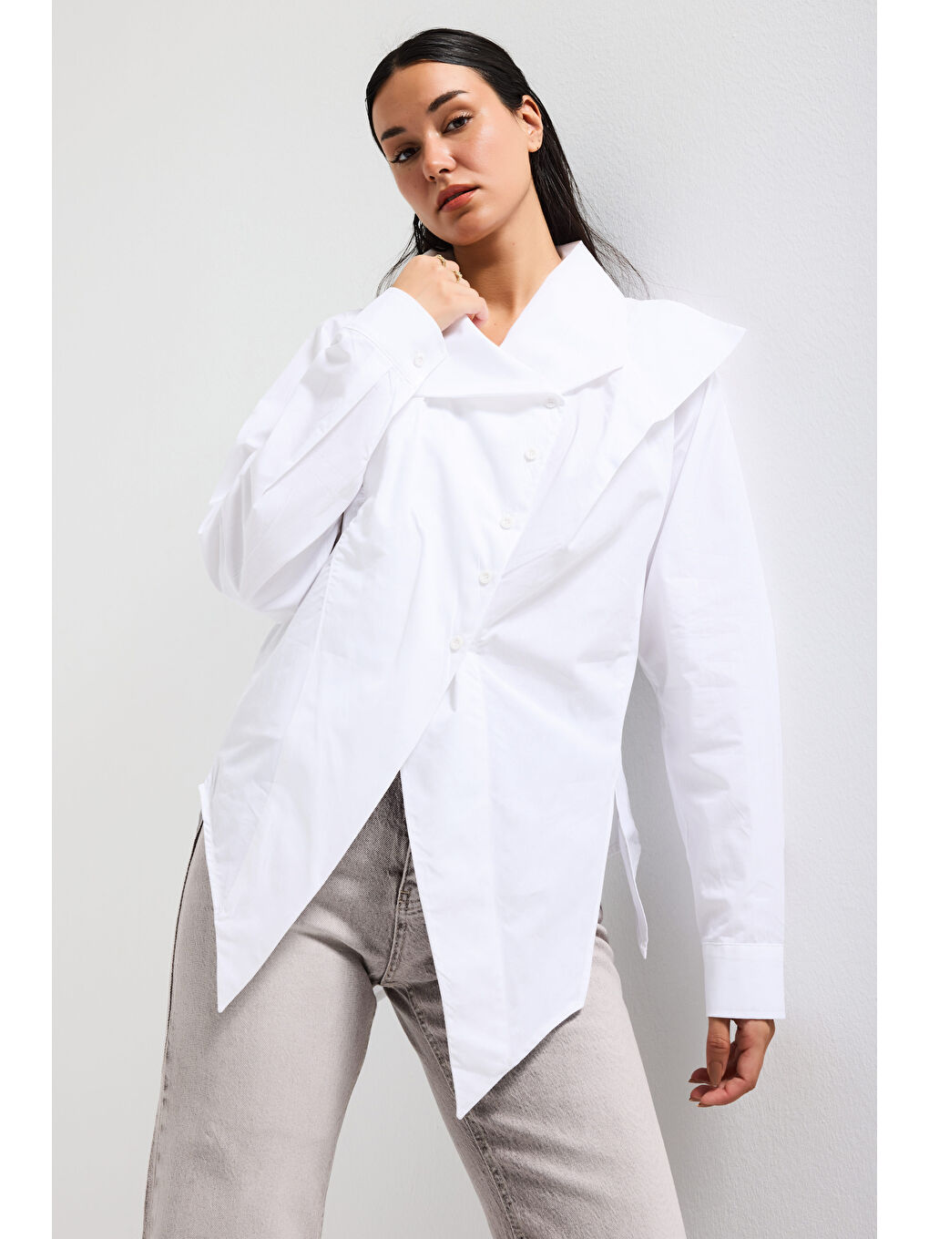 Kadın Beyaz Renk Regular Fit Özel Yaka Detaylı Tasarım Gömlek