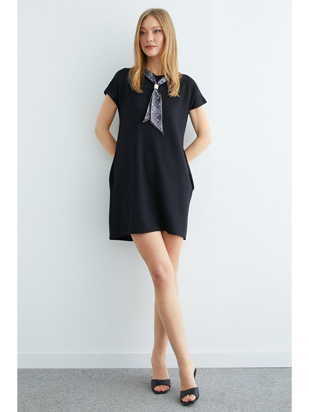 Siyah Fular Detaylı Bisiklet Yaka Elbise-3