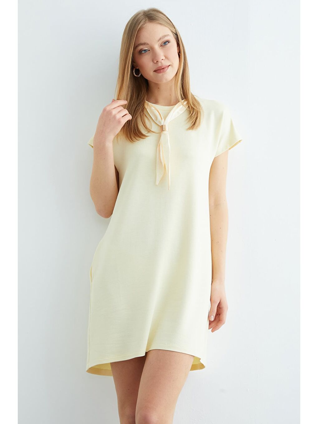 Sarı Fular Detaylı Bisiklet Yaka Elbise