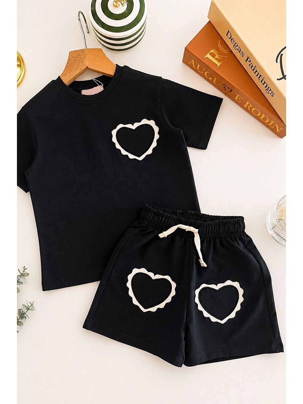Siyah Kız Çocuk Pamuklu Bisiklet Yaka Kalp Detaylı T-Shirt Ve Şort Alt Üst Takım-1