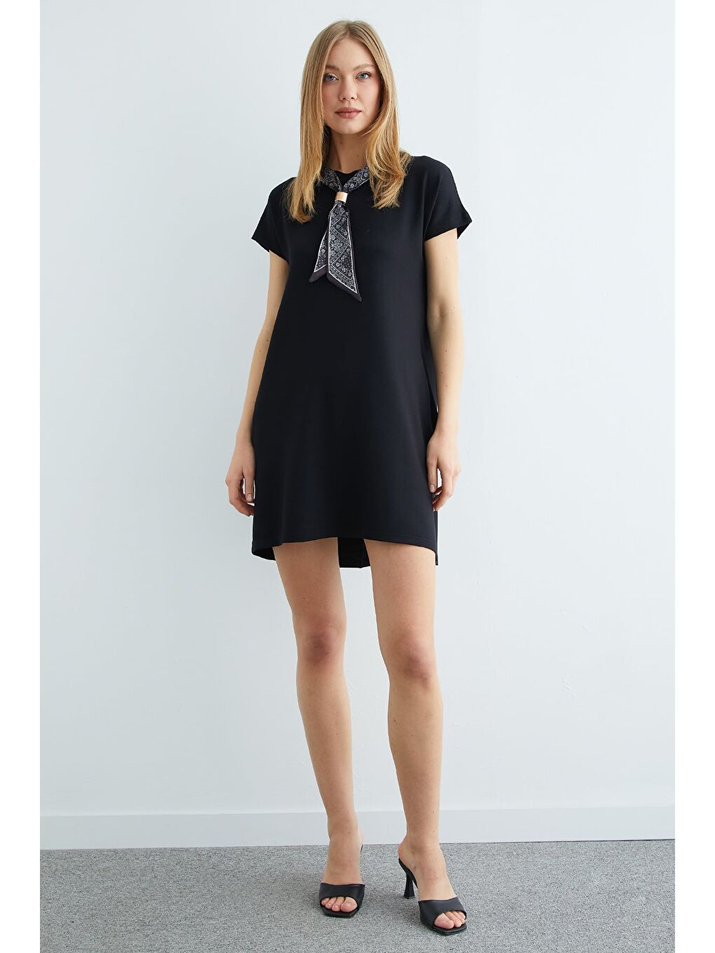 Siyah Fular Detaylı Bisiklet Yaka Elbise-4