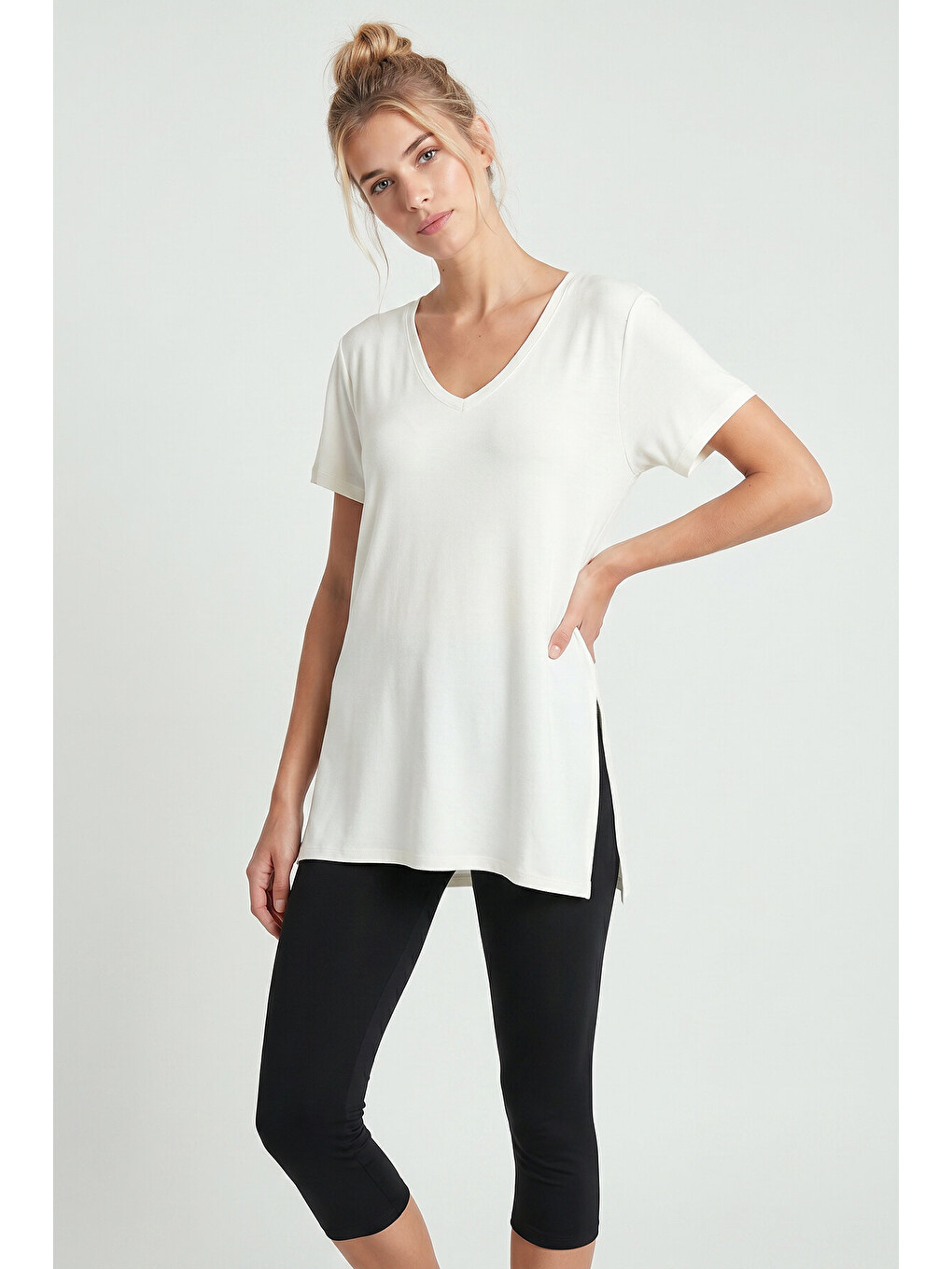 V Yaka Yırtmaçlı Viskon T-shirt Ekru Lrn0039