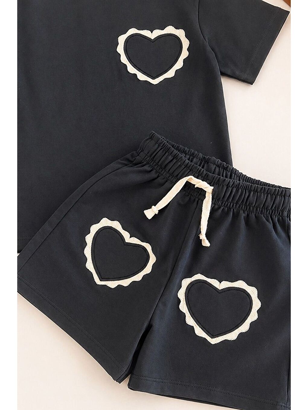 Siyah Kız Çocuk Pamuklu Bisiklet Yaka Kalp Detaylı T-Shirt Ve Şort Alt Üst Takım-2