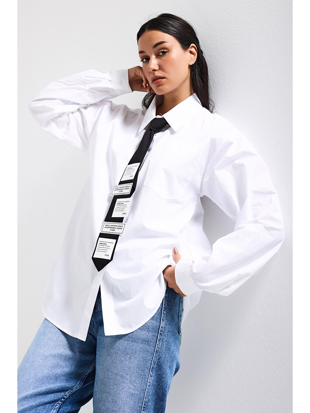 Kadın Beyaz Renk Oversize Kravatlı Özel Tasarım Bol Kesim Gömlek-3