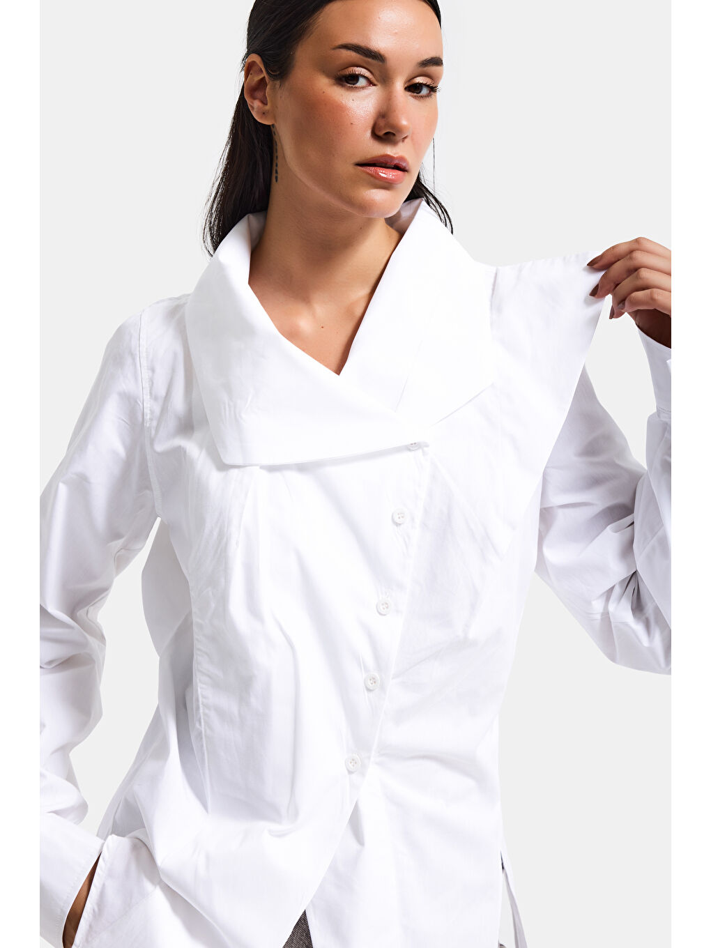 Kadın Beyaz Renk Regular Fit Özel Yaka Detaylı Tasarım Gömlek-1