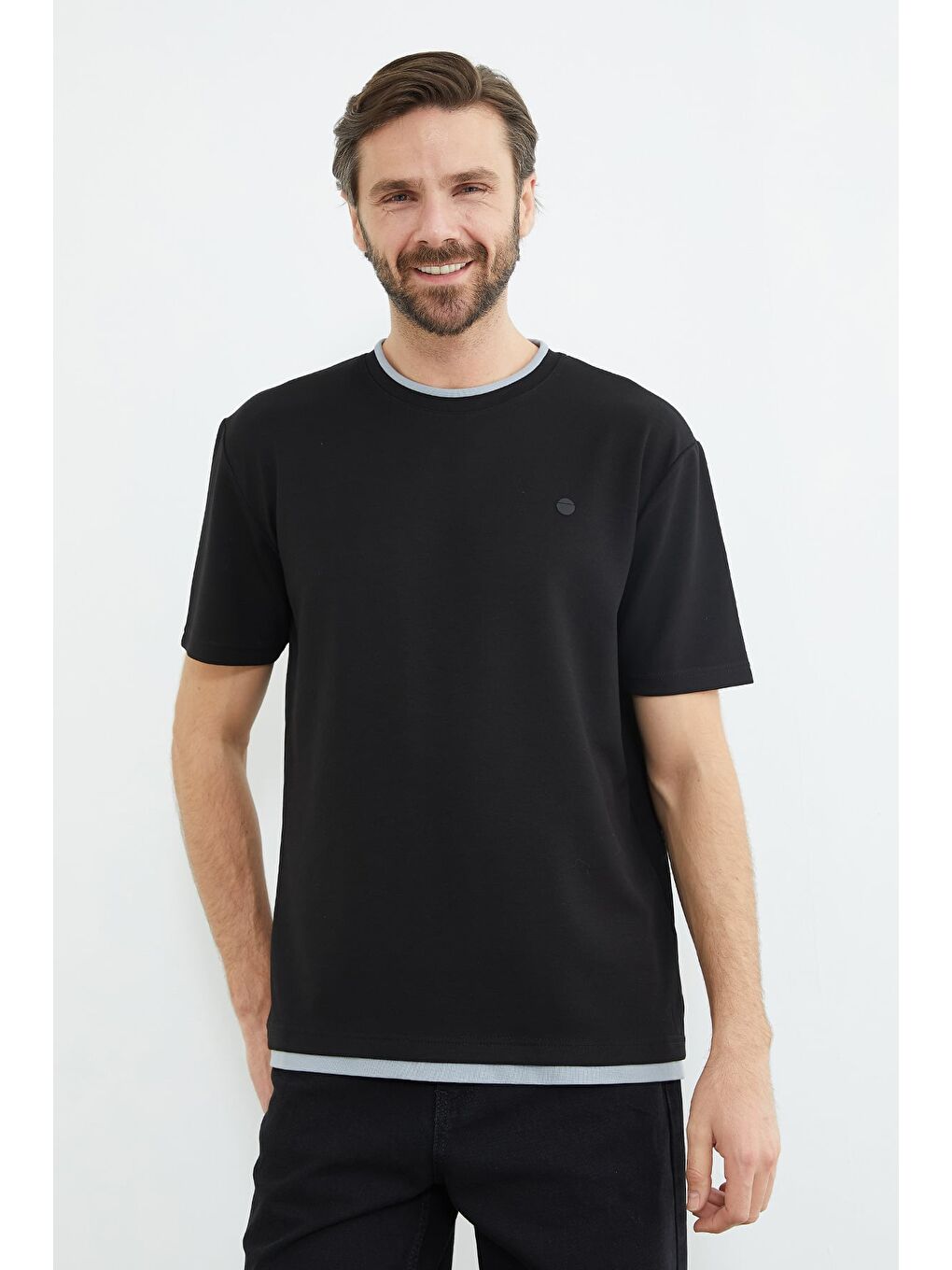 Siyah Biyeli Bisiklet Yaka Modal Tişört-2