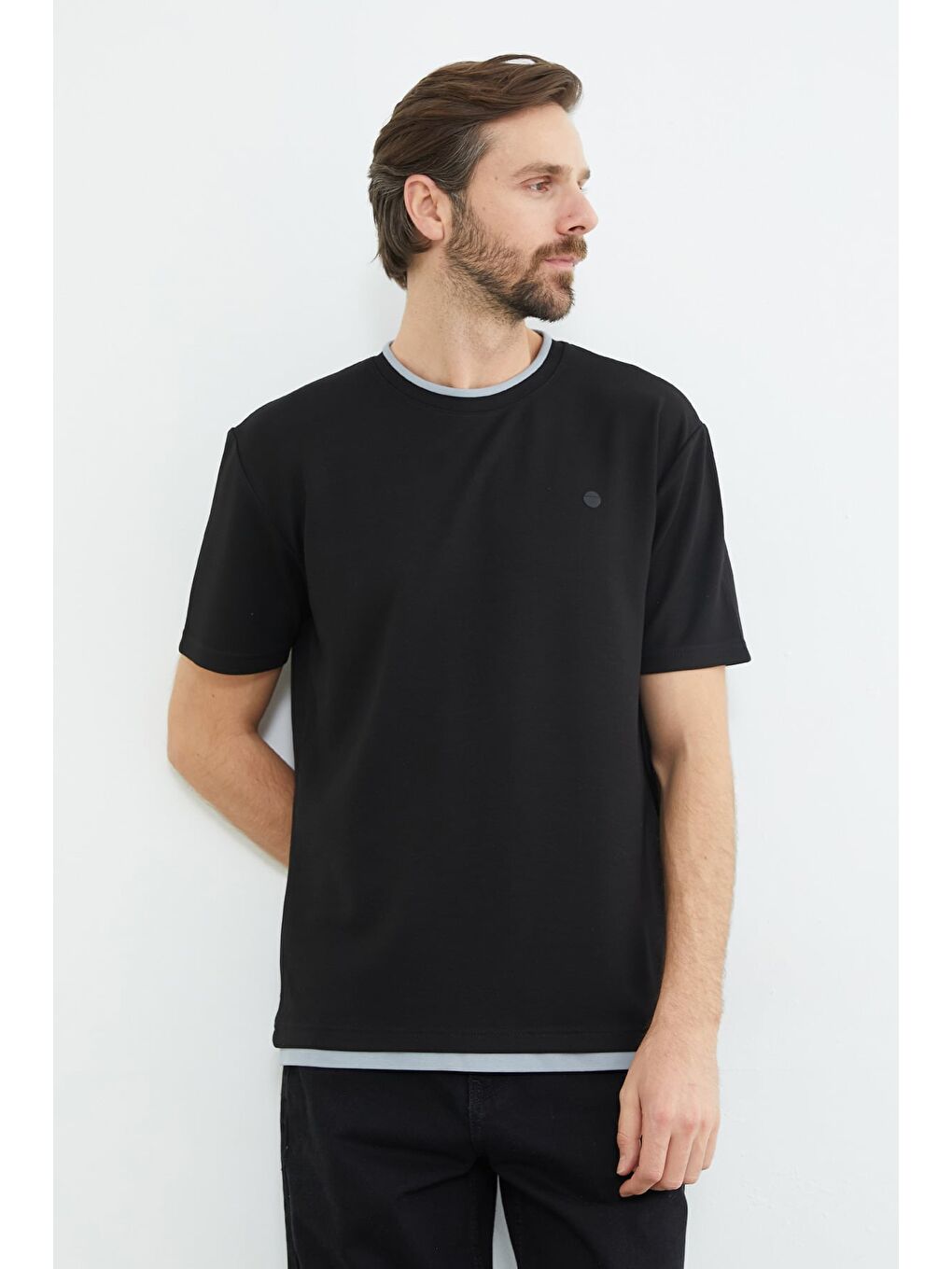 Siyah Biyeli Bisiklet Yaka Modal Tişört-3